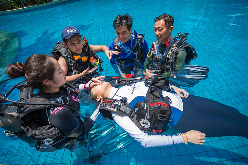 PADI 救援潜水员课程平静水域教学